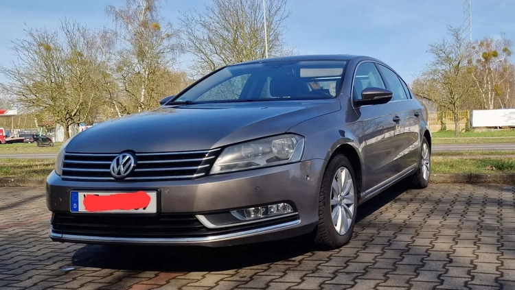 Volkswagen Passat cena 28000 przebieg: 200000, rok produkcji 2011 z Szczawnica małe 92